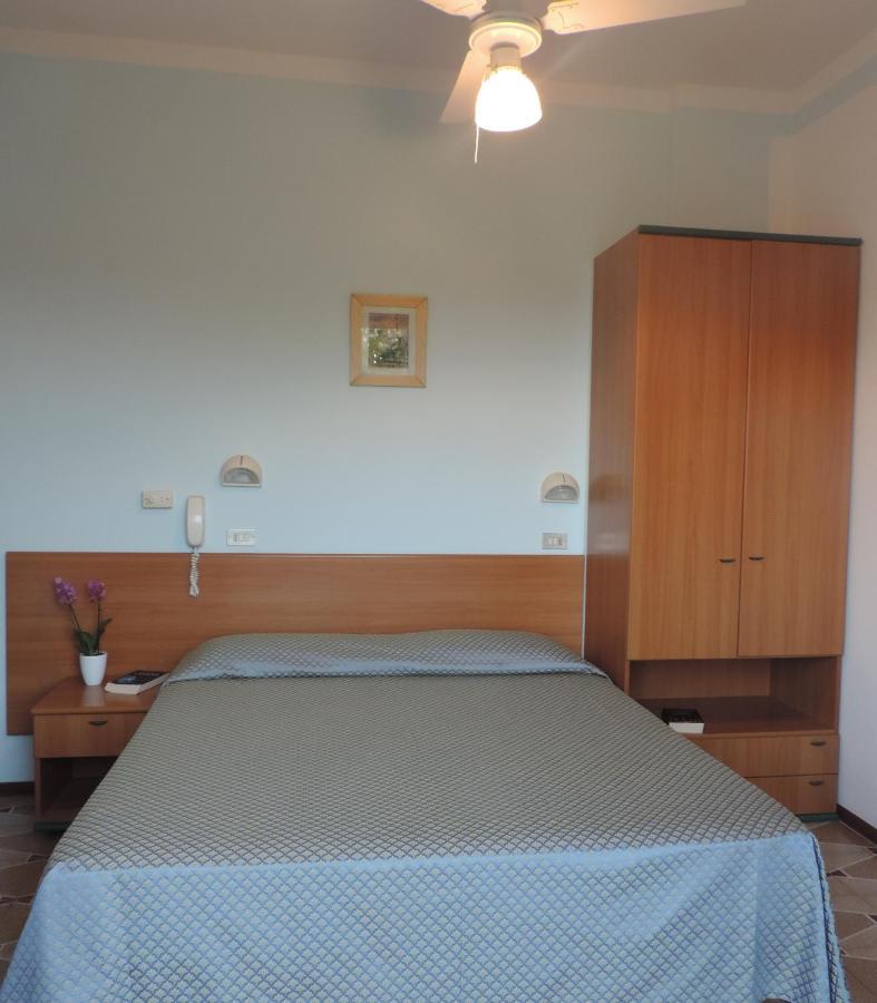 Hotel Liliana Римини Екстериор снимка