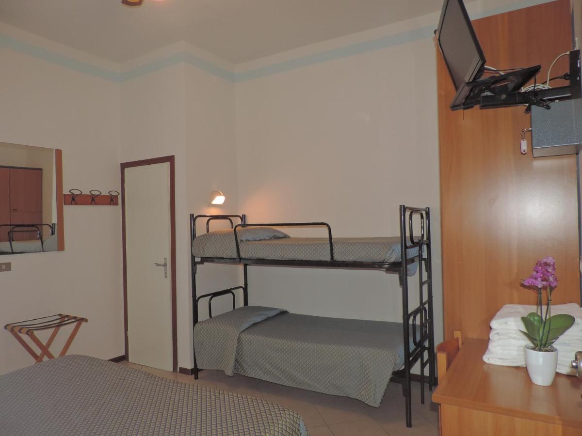 Hotel Liliana Римини Екстериор снимка