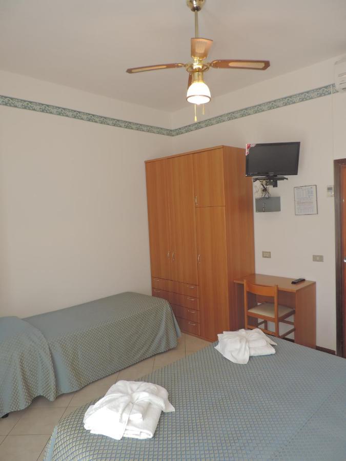 Hotel Liliana Римини Екстериор снимка