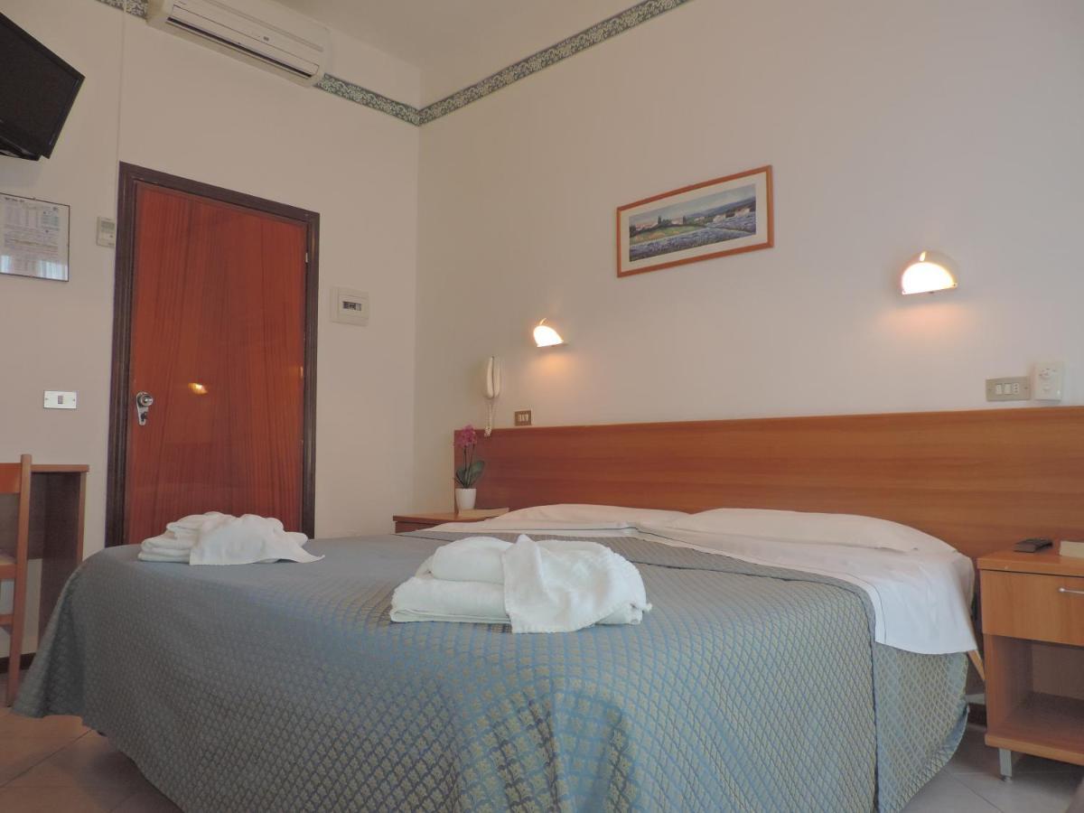 Hotel Liliana Римини Екстериор снимка