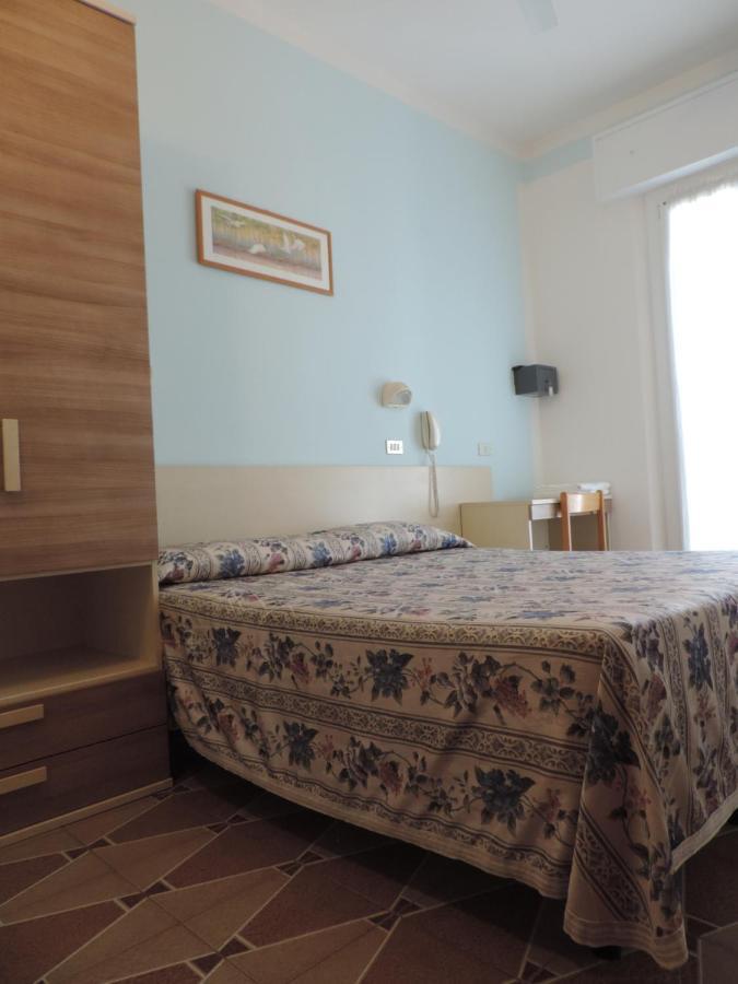 Hotel Liliana Римини Екстериор снимка