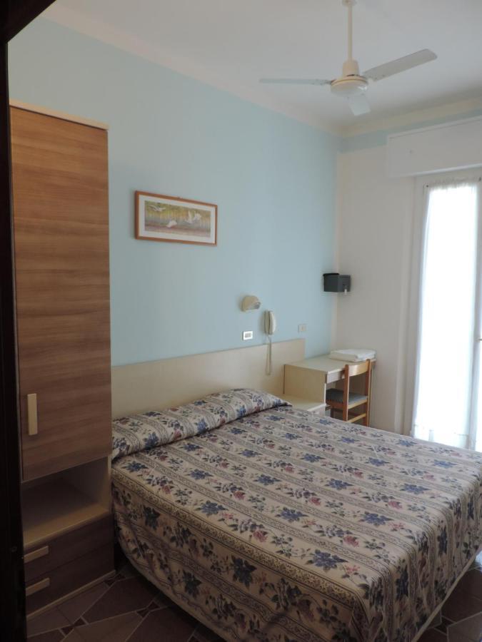 Hotel Liliana Римини Екстериор снимка