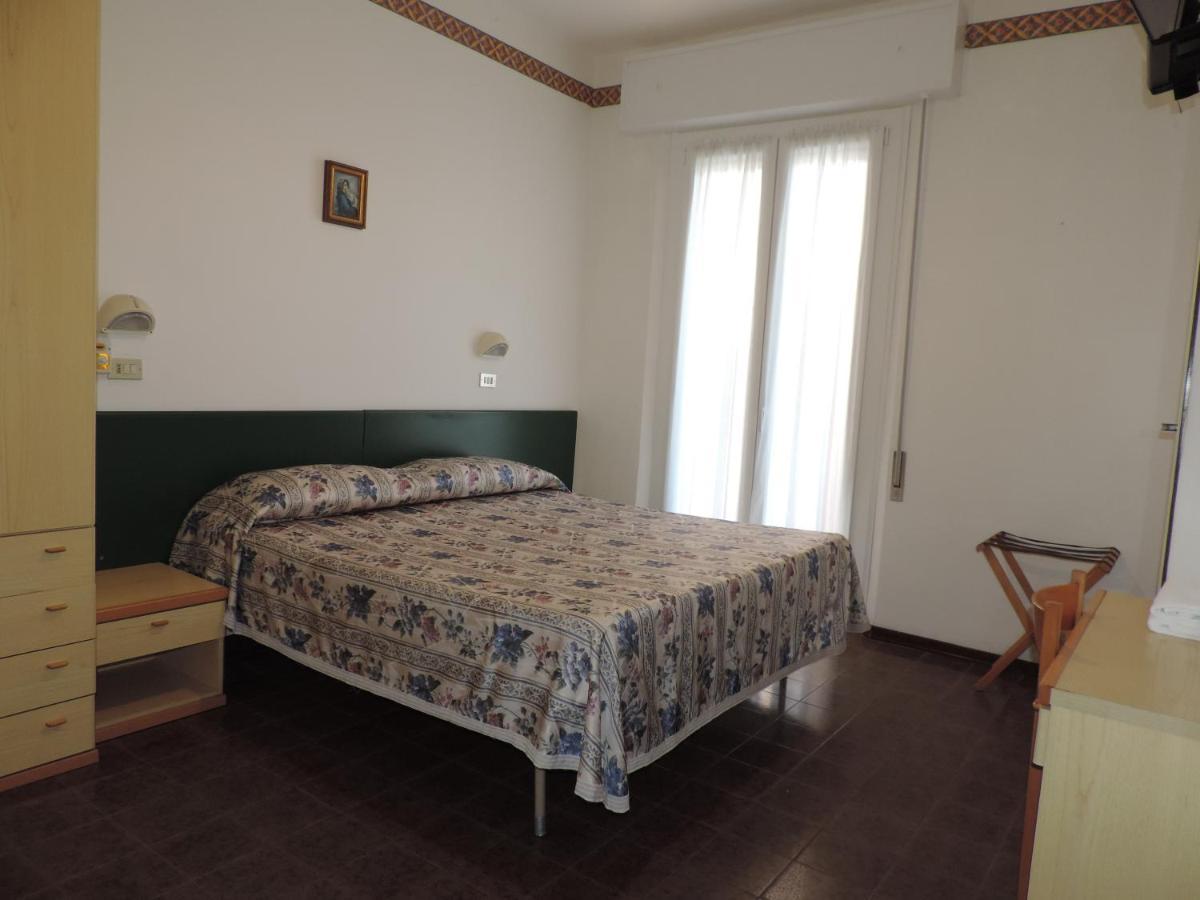 Hotel Liliana Римини Екстериор снимка