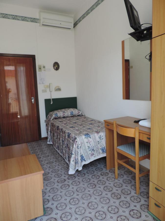 Hotel Liliana Римини Екстериор снимка