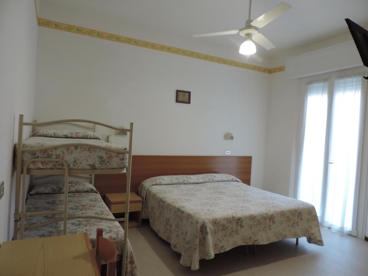 Hotel Liliana Римини Екстериор снимка