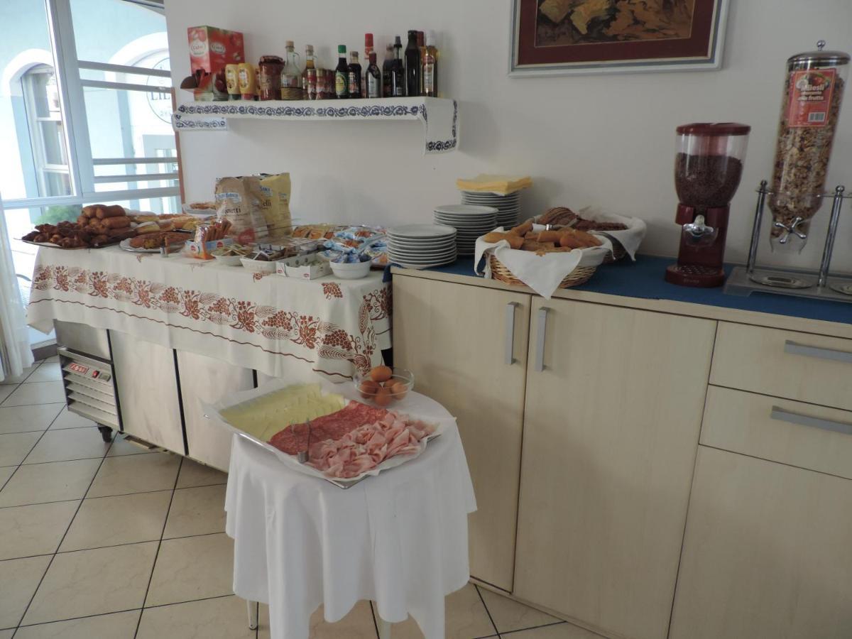 Hotel Liliana Римини Екстериор снимка